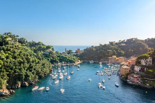 Côte d’Azur autrement : escapades exclusives grâce au transport haut de gamme